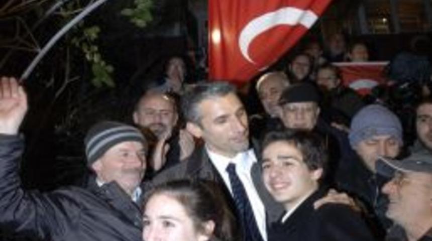 Tahliye olan Nedim Şener evine geldi