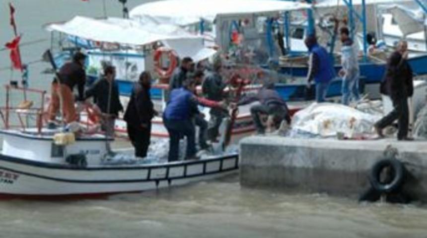 Fırtınada  anne oğlunu bekliyor