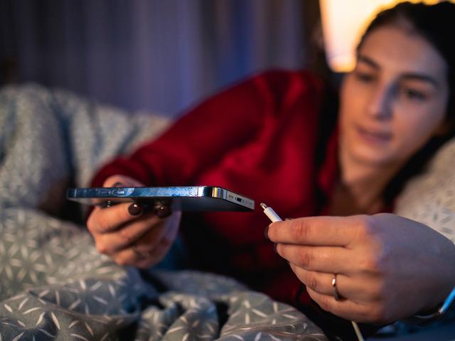 Telefonu gece boyu şarja takanlar yandı! Bataryayı mahvediyor