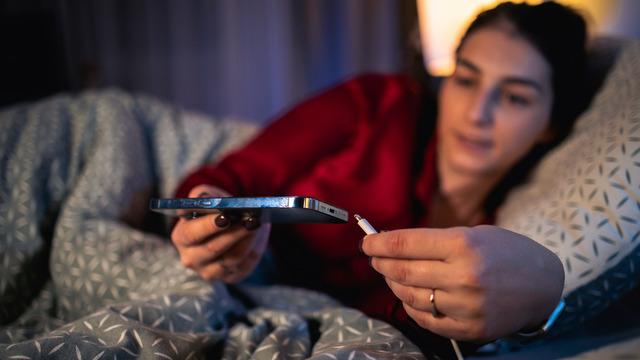 Telefonu gece boyu şarja takanlar yandı! Bataryayı bozuyor olabilirsiniz