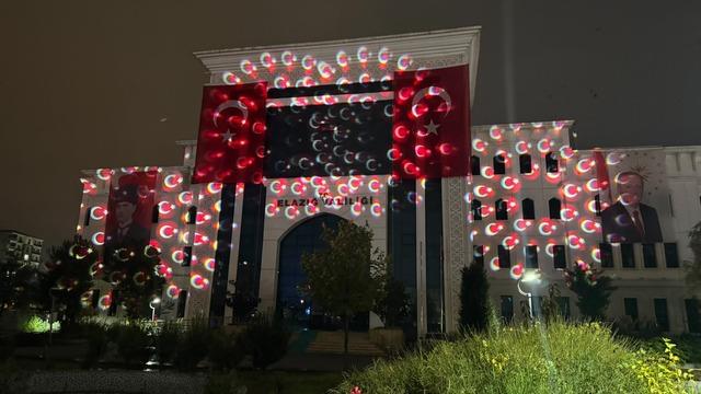 Elazığ Valiliğinden Cumhuriyet Bayramı'na özel ay yıldızlı ışık gösterisi