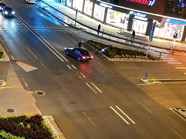 Çarptığı aracın camından içeri girmişti, o anlar kamerada