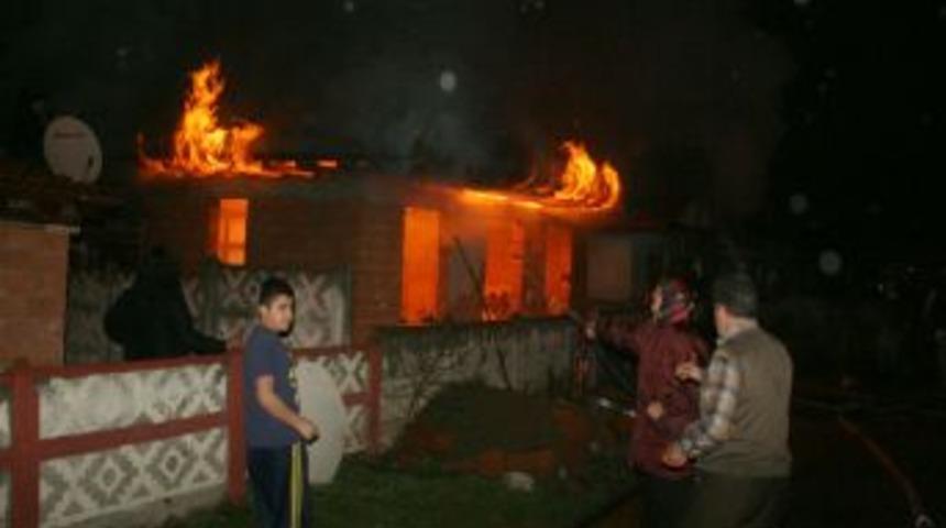 D&uuml;zce&rsquo;de &ccedil;ıkan yangında 3 ev tamamen yandı