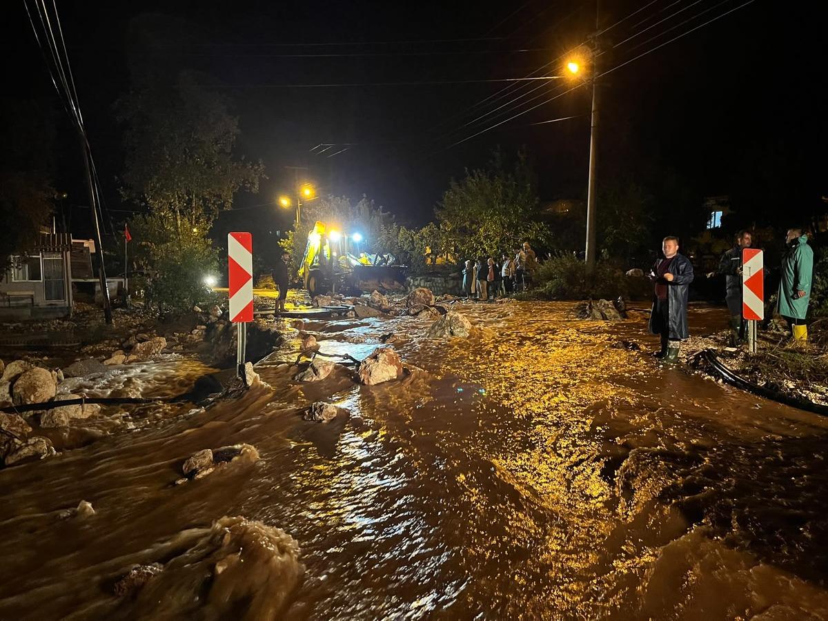 Antalya nın Demre ilçesini şiddetli yağış vurdu! Ev, iş yeri ve seraları su bastı 3