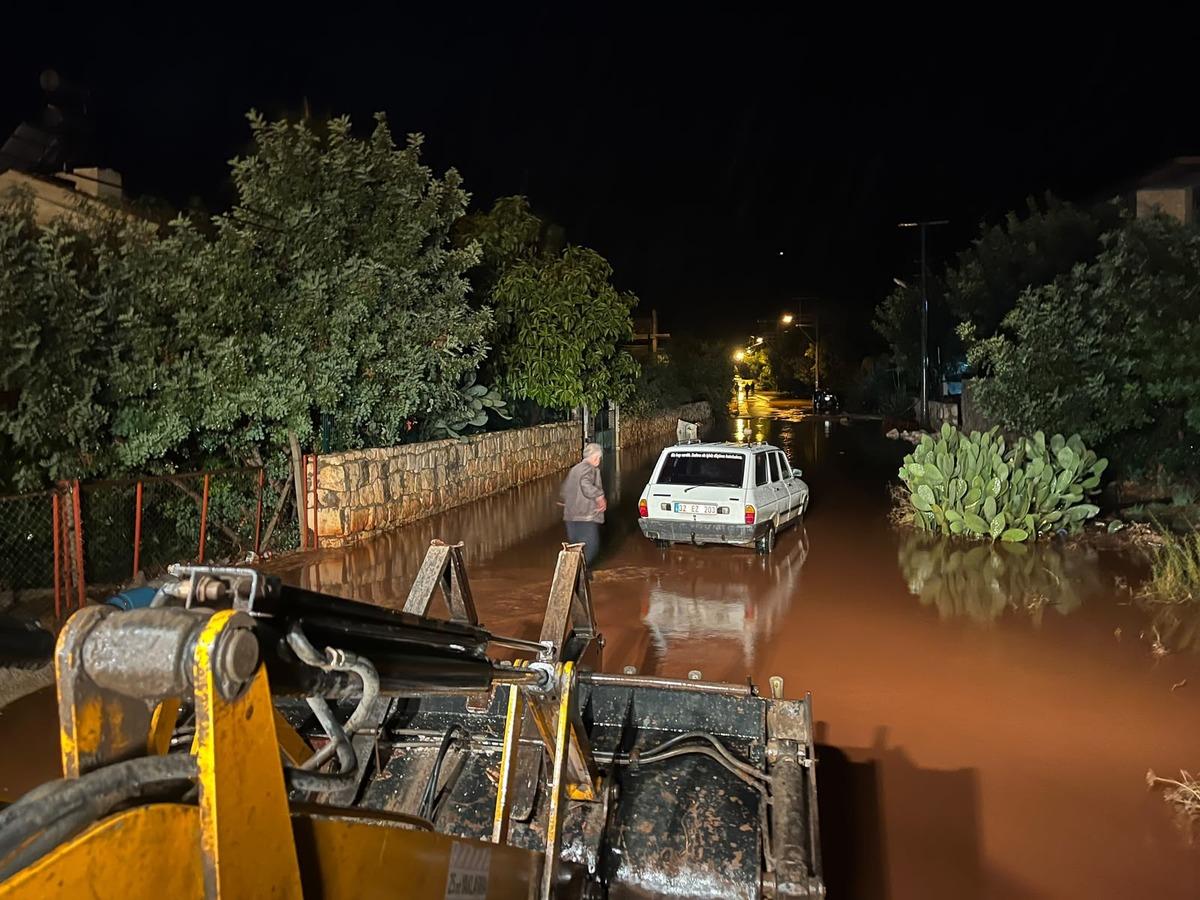 Antalya nın Demre ilçesini şiddetli yağış vurdu! Ev, iş yeri ve seraları su bastı 4