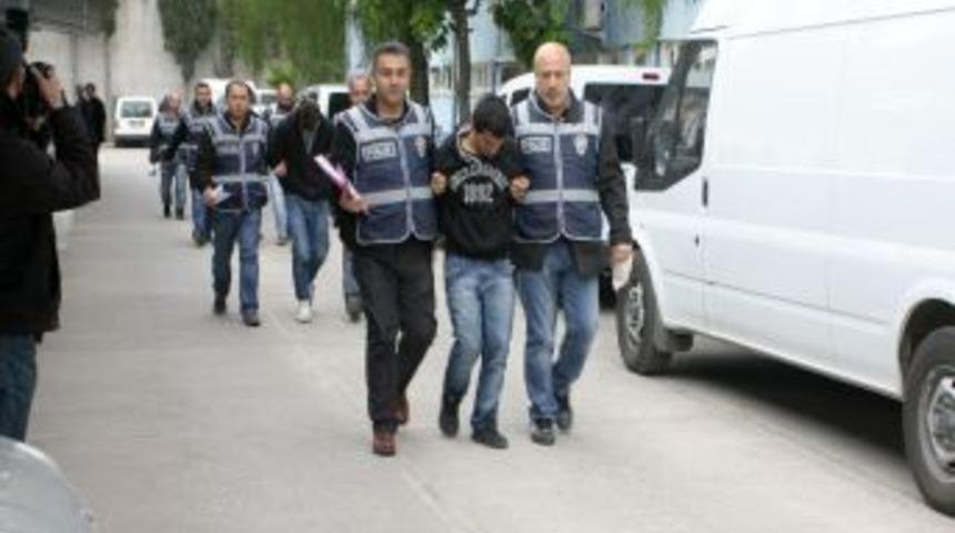 Askere gidecek arkadaşlarına para bulmak i&ccedil;in hırsızlık yapmışlar