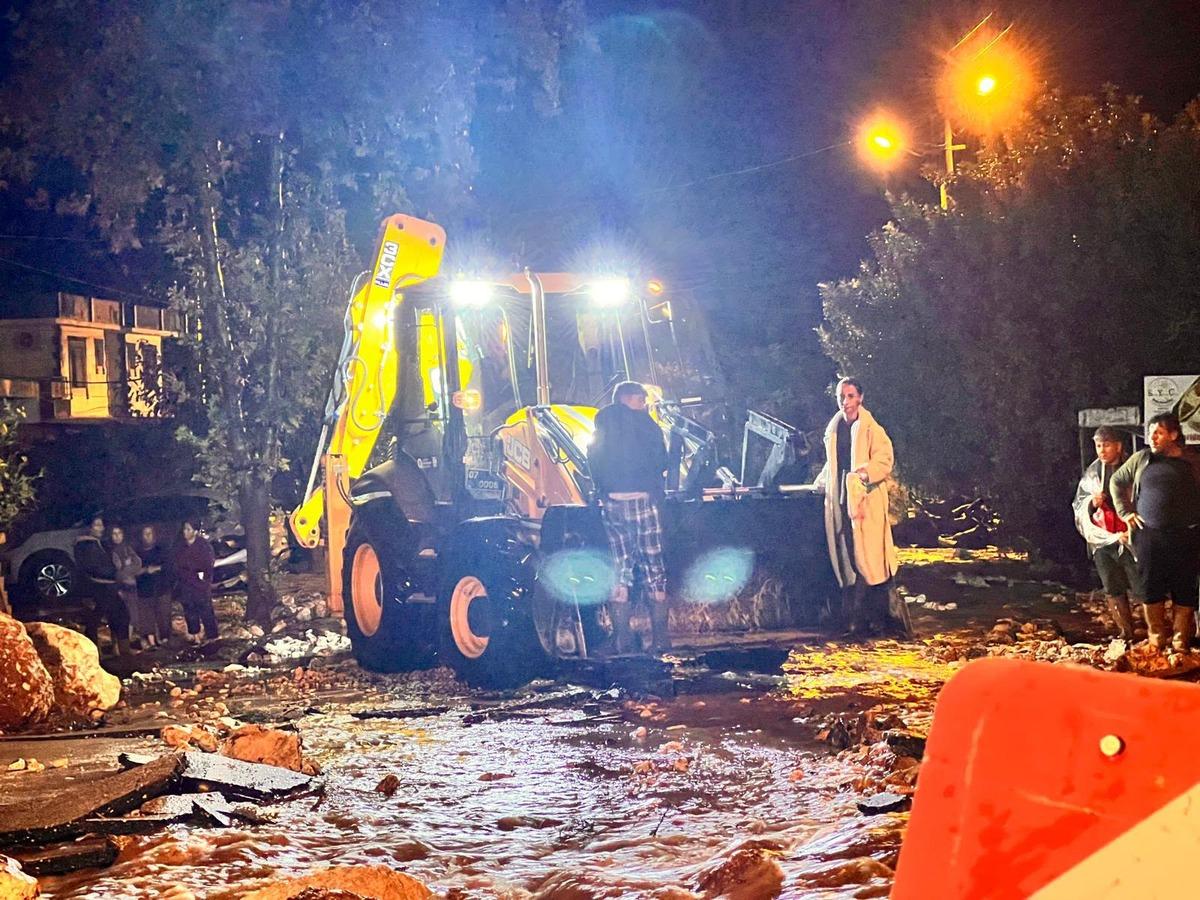 Antalya nın Demre ilçesini şiddetli yağış vurdu! Ev, iş yeri ve seraları su bastı 5