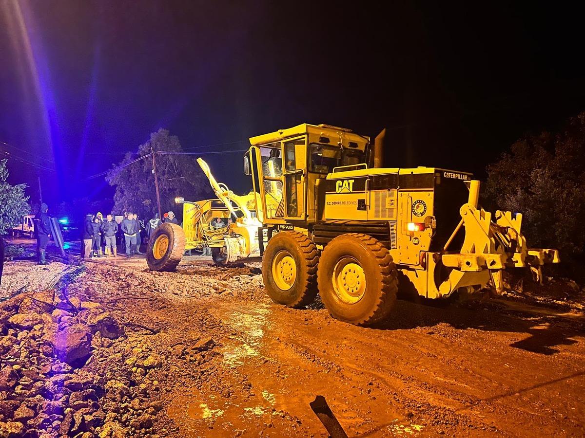 Antalya nın Demre ilçesini şiddetli yağış vurdu! Ev, iş yeri ve seraları su bastı 7