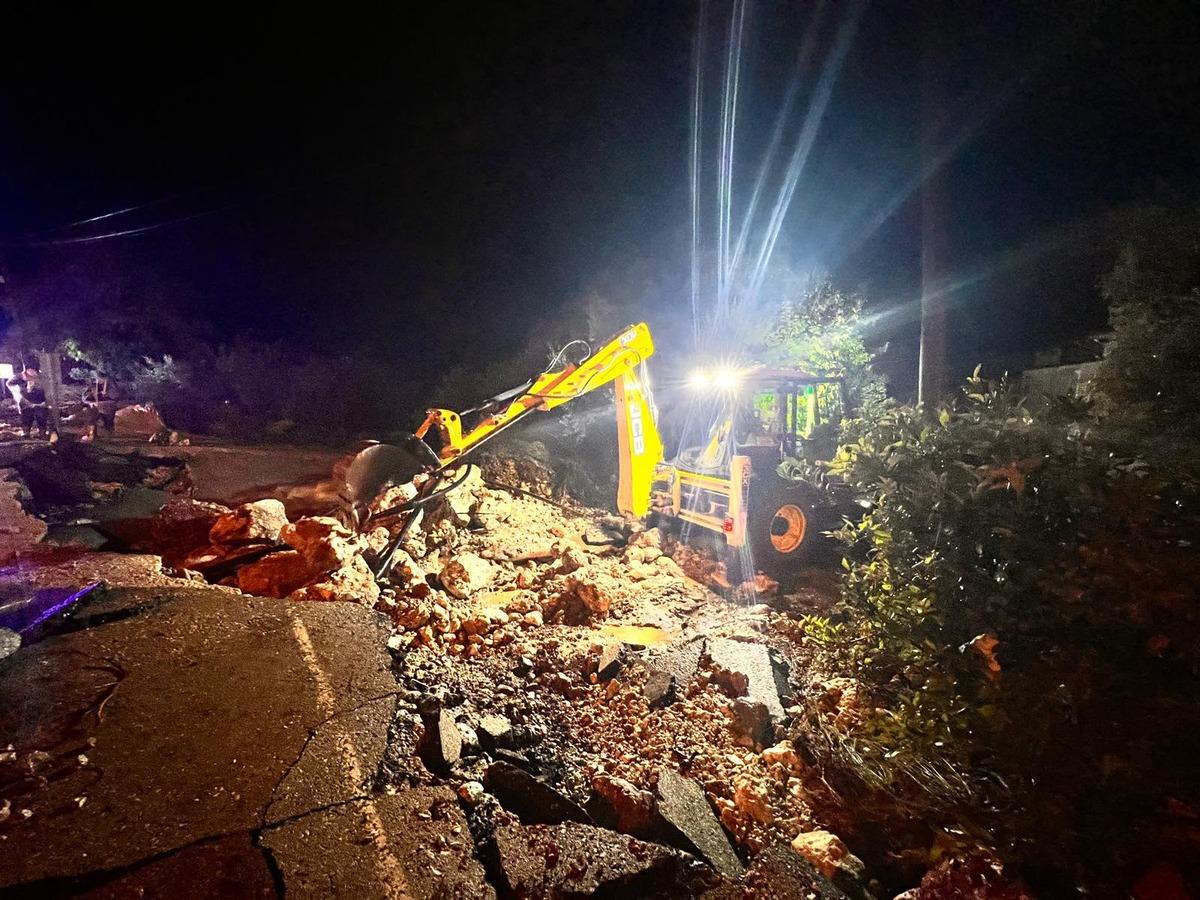 Antalya nın Demre ilçesini şiddetli yağış vurdu! Ev, iş yeri ve seraları su bastı 2
