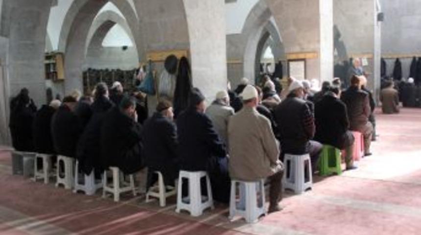 Diyanet, tabure ve sandalyede namaz kılanları afişle uyarıyor