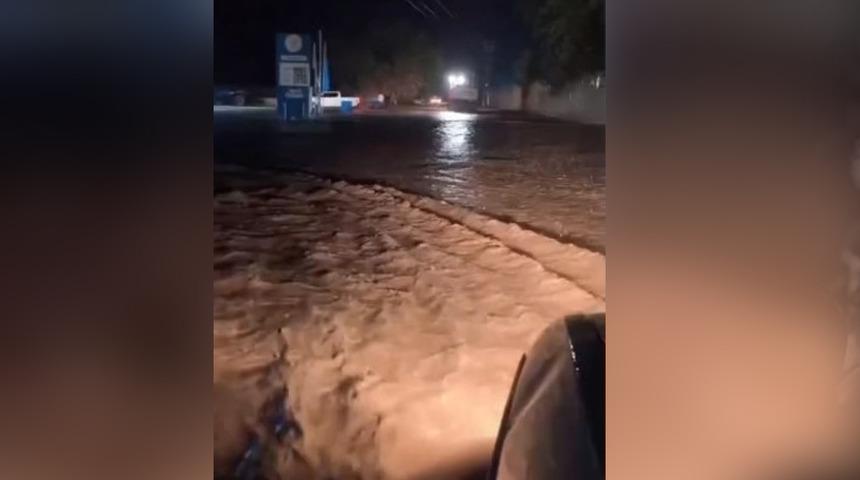 Şanlıurfa’da sağanak su baskınlarına neden oldu