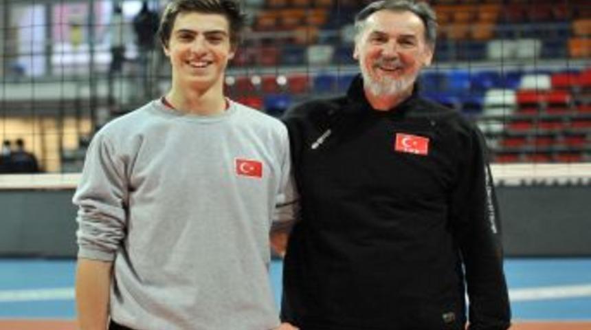 Okulla voleybol bir arada y&uuml;r&uuml;yor