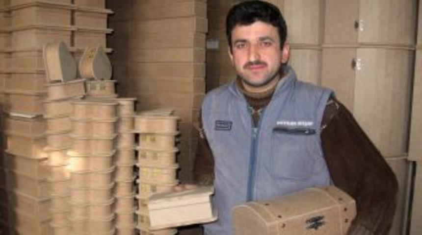 Turhal'da &uuml;rettiği ahşap boyama &uuml;r&uuml;nlerini T&uuml;rkiye'ye satıyor