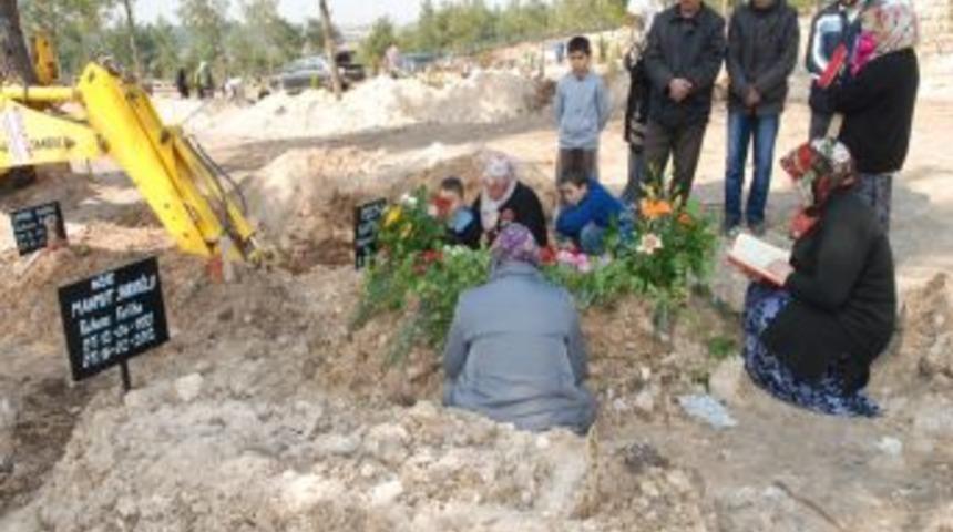 Eşinin doğum g&uuml;n&uuml;nde &uuml;&ccedil; &ccedil;ocuğuyla birlikte kabrini ziyaret etti