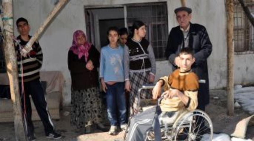 Evi yıkılan &Ouml;zak ailesi yardım bekliyor