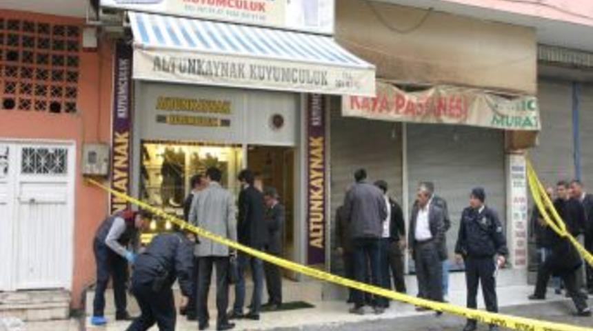 Kar maskeli ve silahlı 3 kişi soydukları kuyumcuda 2 kişiyi yaraladı