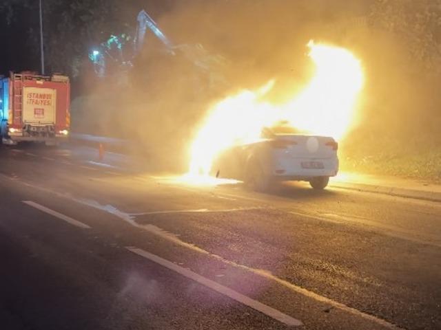 Sultangazi'de seyir halindeki otomobil alev topuna döndü