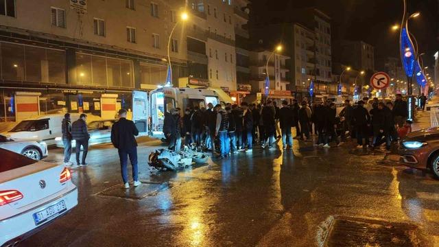 Muş’ta otomobil ile motosiklet çarpıştı: 2 yaralı 3