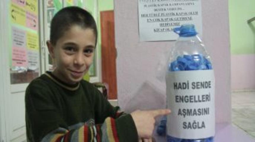 Okuma Salonu &ouml;ğrencileri, k&uuml;&ccedil;&uuml;k Kadir i&ccedil;in mavi kapak topluyor