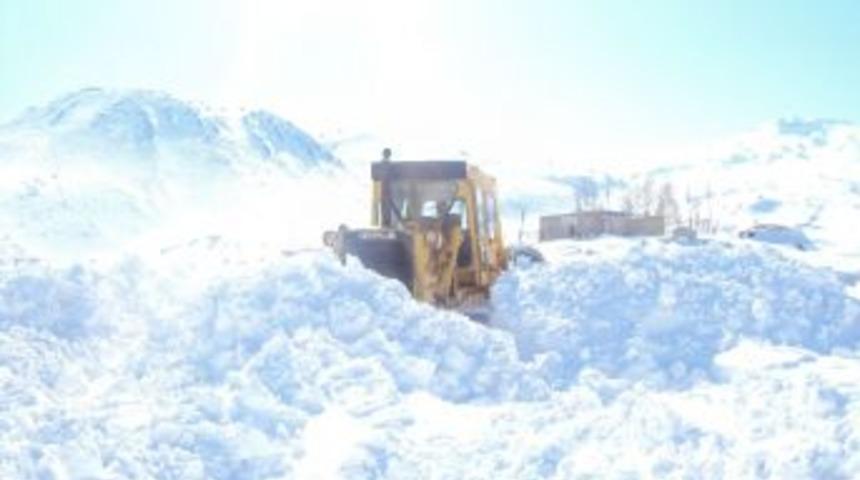 Kaymakam, yol a&ccedil;an ekiplere moral verdi