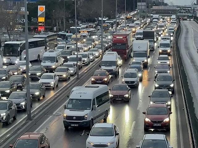 İstanbul'da bazı yollar trafiğe kapatıldı