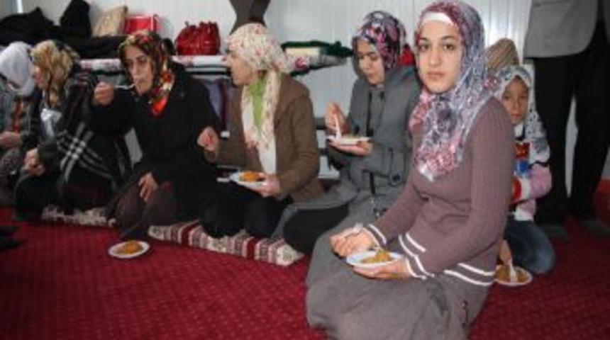 Depremzedeler, konteyner kentte kısır partisi verdi