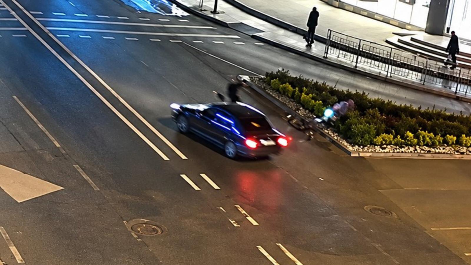 Çarptığı aracın camından içeri girdi! O anlar kamerada 📹