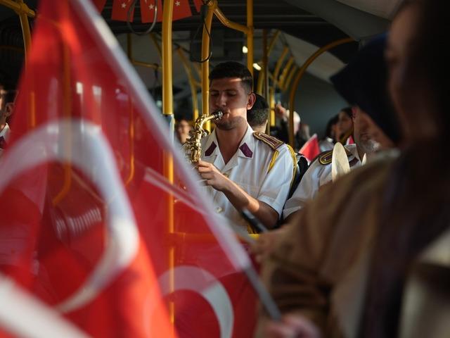 Düzce'de halk otobüsünde Cumhuriyet Bayramı sürprizi