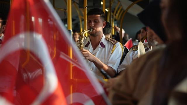 Düzce'de halk otobüsünde Cumhuriyet Bayramı sürprizi