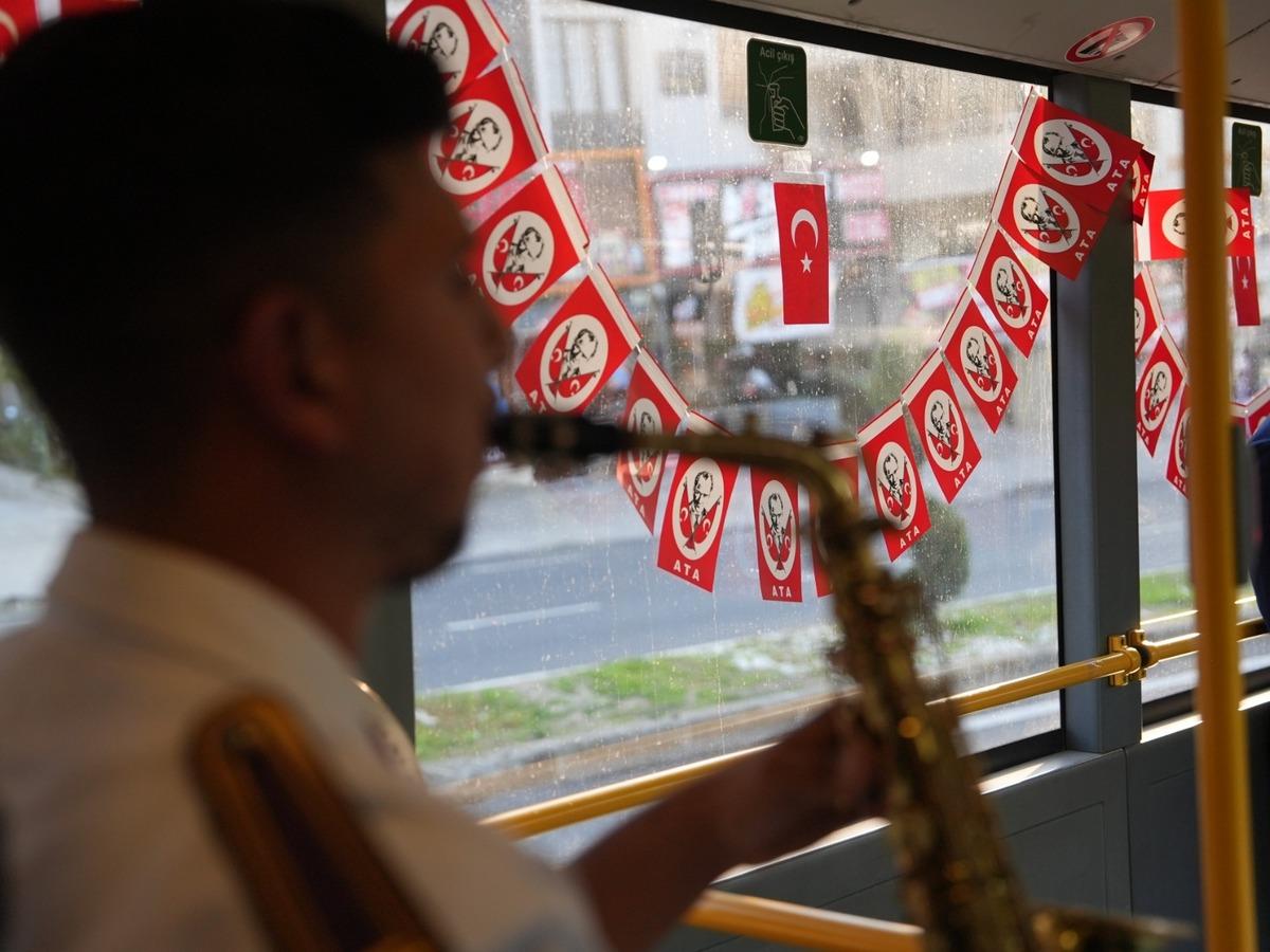 Düzce de halk otobüsünde Cumhuriyet Bayramı sürprizi 1