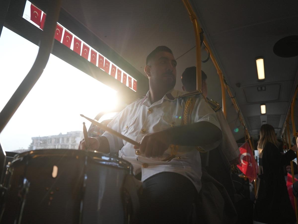 Düzce de halk otobüsünde Cumhuriyet Bayramı sürprizi 2