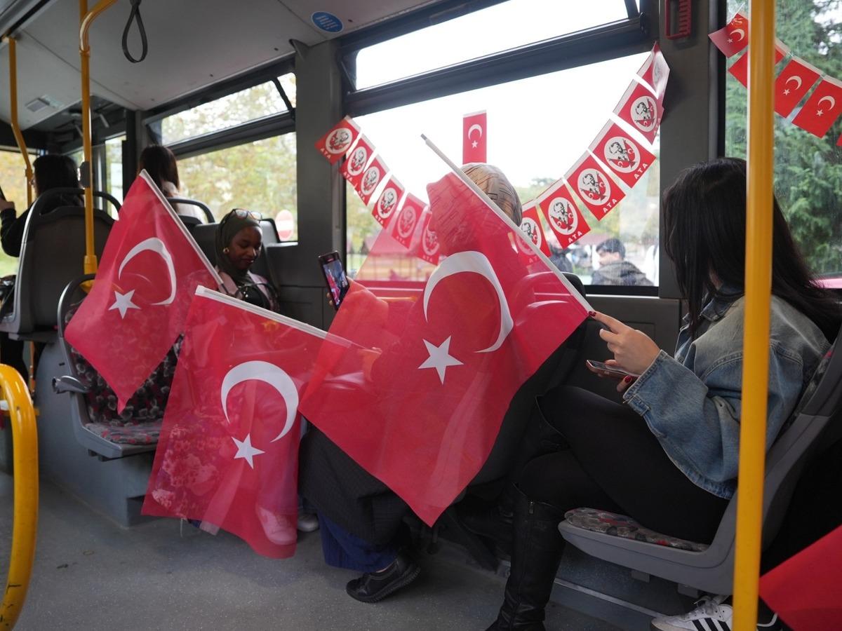 Düzce de halk otobüsünde Cumhuriyet Bayramı sürprizi 4