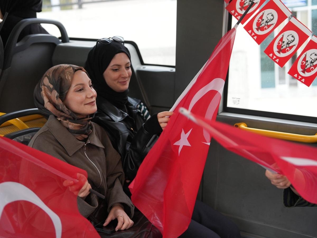 Düzce de halk otobüsünde Cumhuriyet Bayramı sürprizi 6