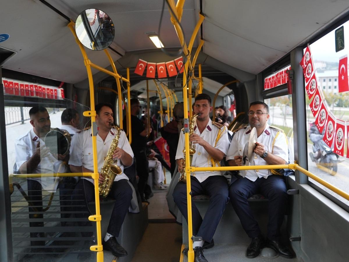 Düzce de halk otobüsünde Cumhuriyet Bayramı sürprizi 7
