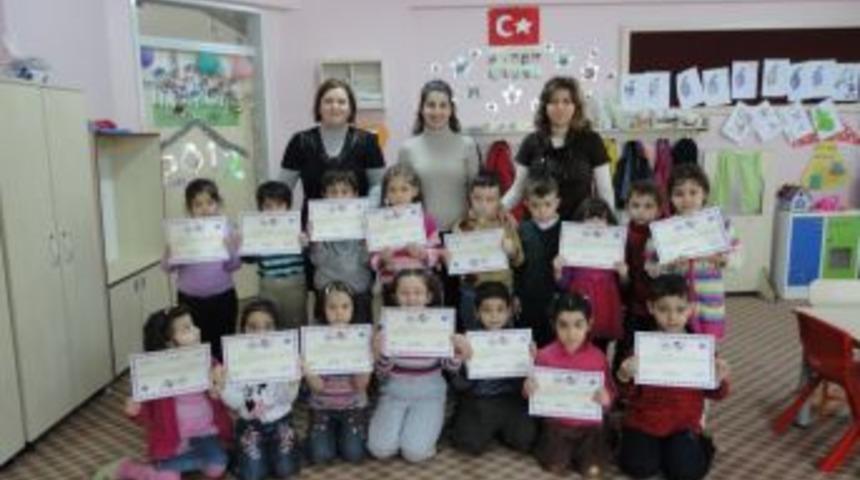 Minik &ouml;ğrenciler, bir hafta kırmadan yumurta taşıdı