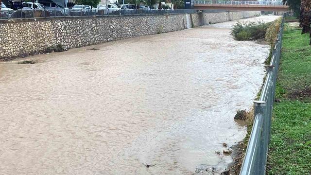 Mersin’de şiddetli yağış etkisini sürdürüyor 1