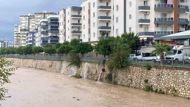 Mersin’de şiddetli yağış etkisini sürdürüyor