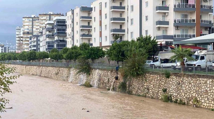 Mersin’de şiddetli yağış etkisini sürdürüyor