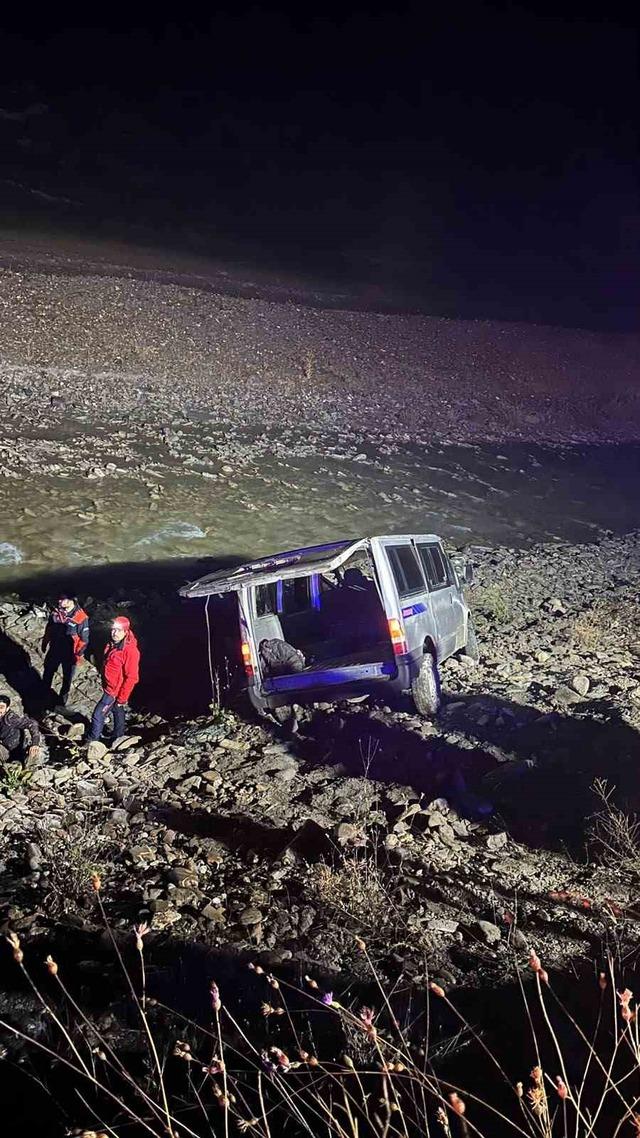 Hakkari’de feci kaza! 20 yaralı 8