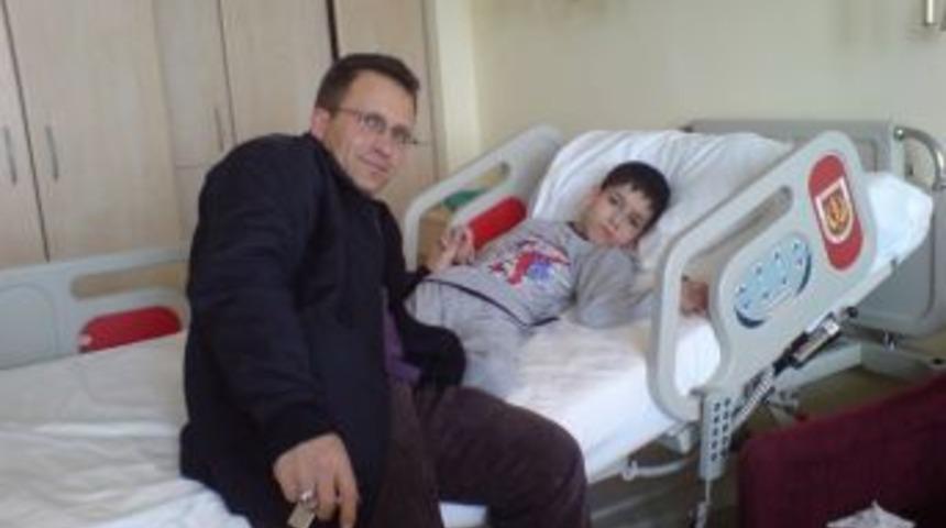 Uzman &ccedil;avuş, &ccedil;ok sevdiği &ccedil;ocuklarının fotoğrafını arabasına asmış