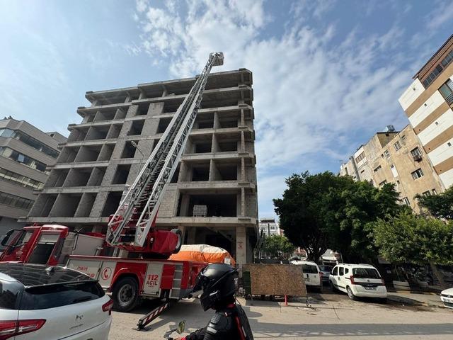 7 katlı binanın tepesinde intihara kalkışan kişi 2 saatlik çabayla ikna edildi 2