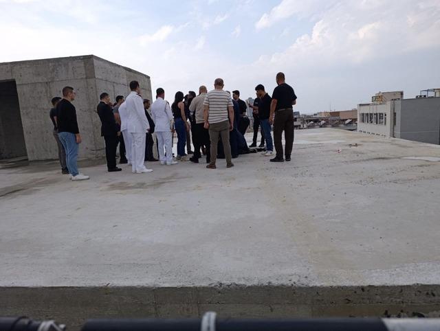 7 katlı binanın tepesinde intihara kalkışan kişi 2 saatlik çabayla ikna edildi 1