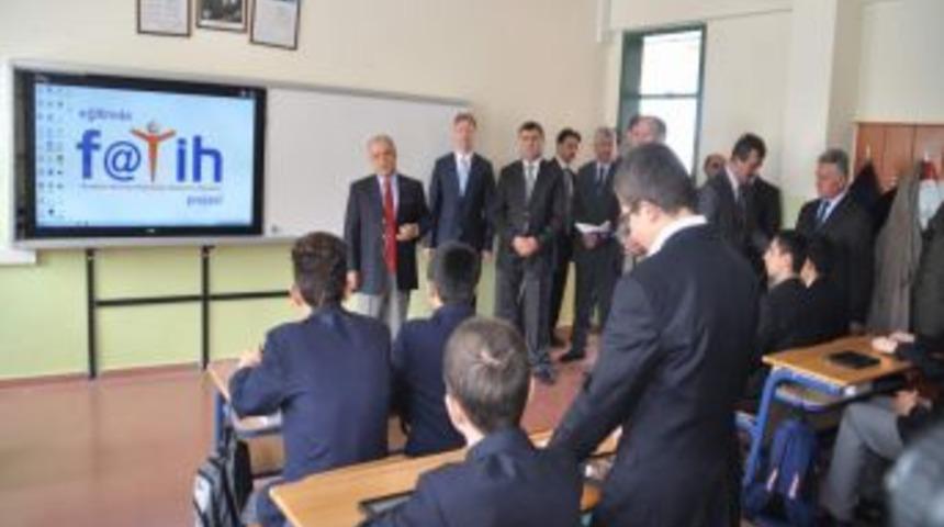 Vali Şent&uuml;rk: Yozgat&rsquo;ta yıl sonuna kadar 32 okul daha tablet bilgisayara ge&ccedil;ecek