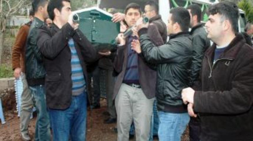 Erbaa'da &ouml;ld&uuml;r&uuml;len Umut Uz memleketi Osmaniye&rsquo;de toprağa verildi