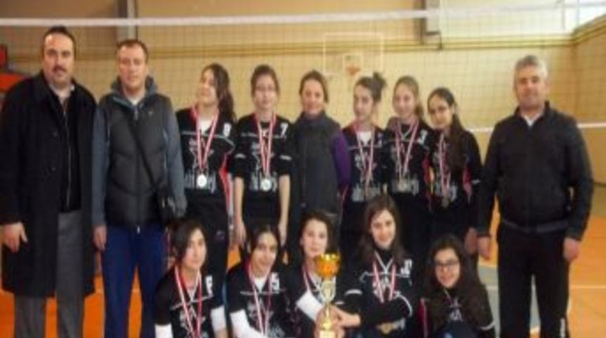 Merzifon Ahi Koleji kızları voleybolda orta Karadeniz şampiyonu oldu