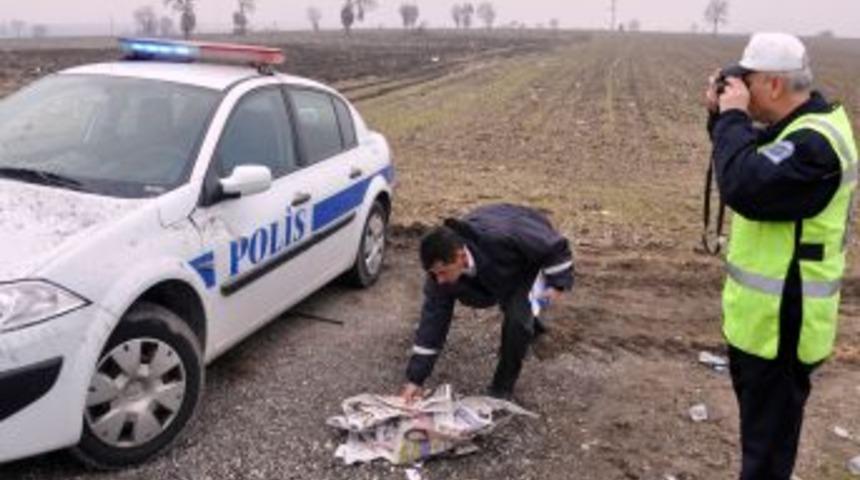 Kontrolden &ccedil;ıkan otomobil polis uygulama noktasına daldı