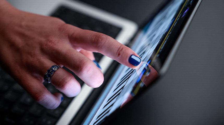 Apple&rsquo;ın &uuml;&ccedil; y&ouml;neticisi anlattı: İşte dokunmatik MacBook Pro kararının perde arkası! 