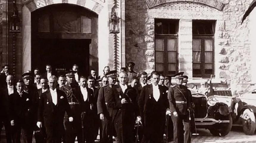 Türkiye Cumhuriyeti 103 yaşında! Gazi Mustafa Kemal Atatürk önderliğinde "Yaşasın Cumhuriyet"
