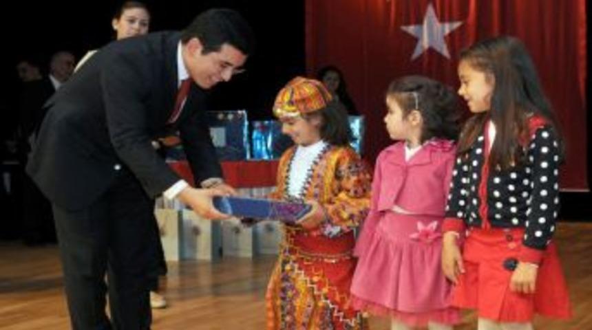 Kepez'de İstiklal Marşı'nı en iyi okuyan &ouml;ğrenciler &ouml;d&uuml;llendirildi