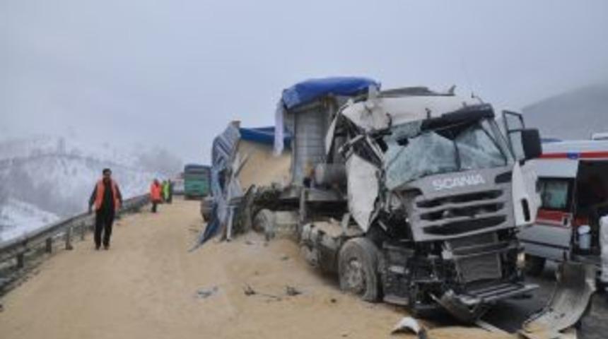 D&uuml;zce TEM'de zincirleme kaza: 14 ara&ccedil; birbirine girdi, 12 kişi yaralandı